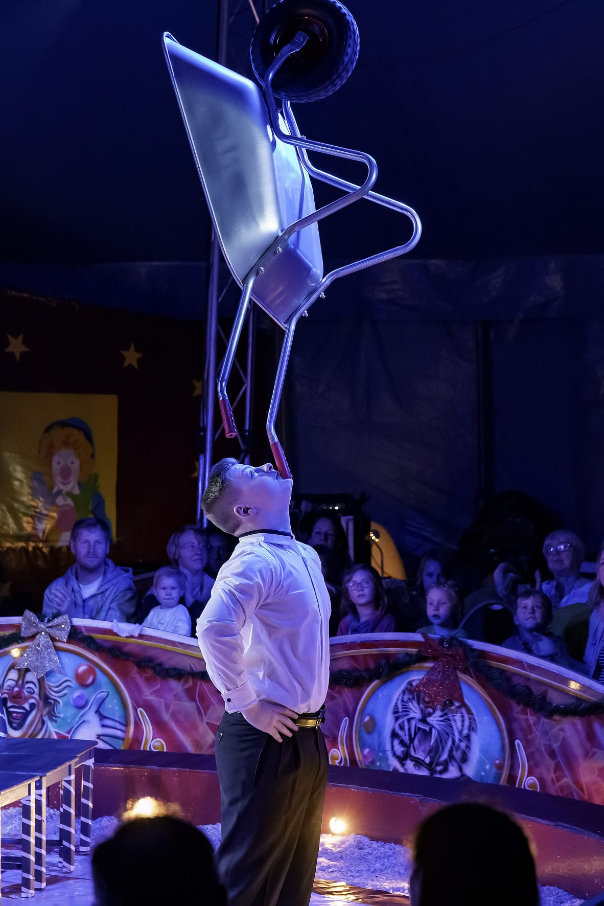 Balance-Künstler mit Schubkarre