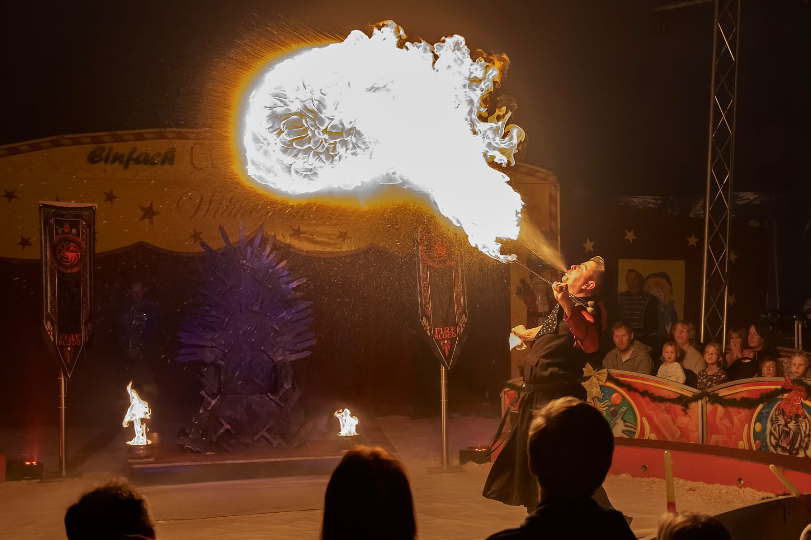 Spektakulärer Feuerspucker