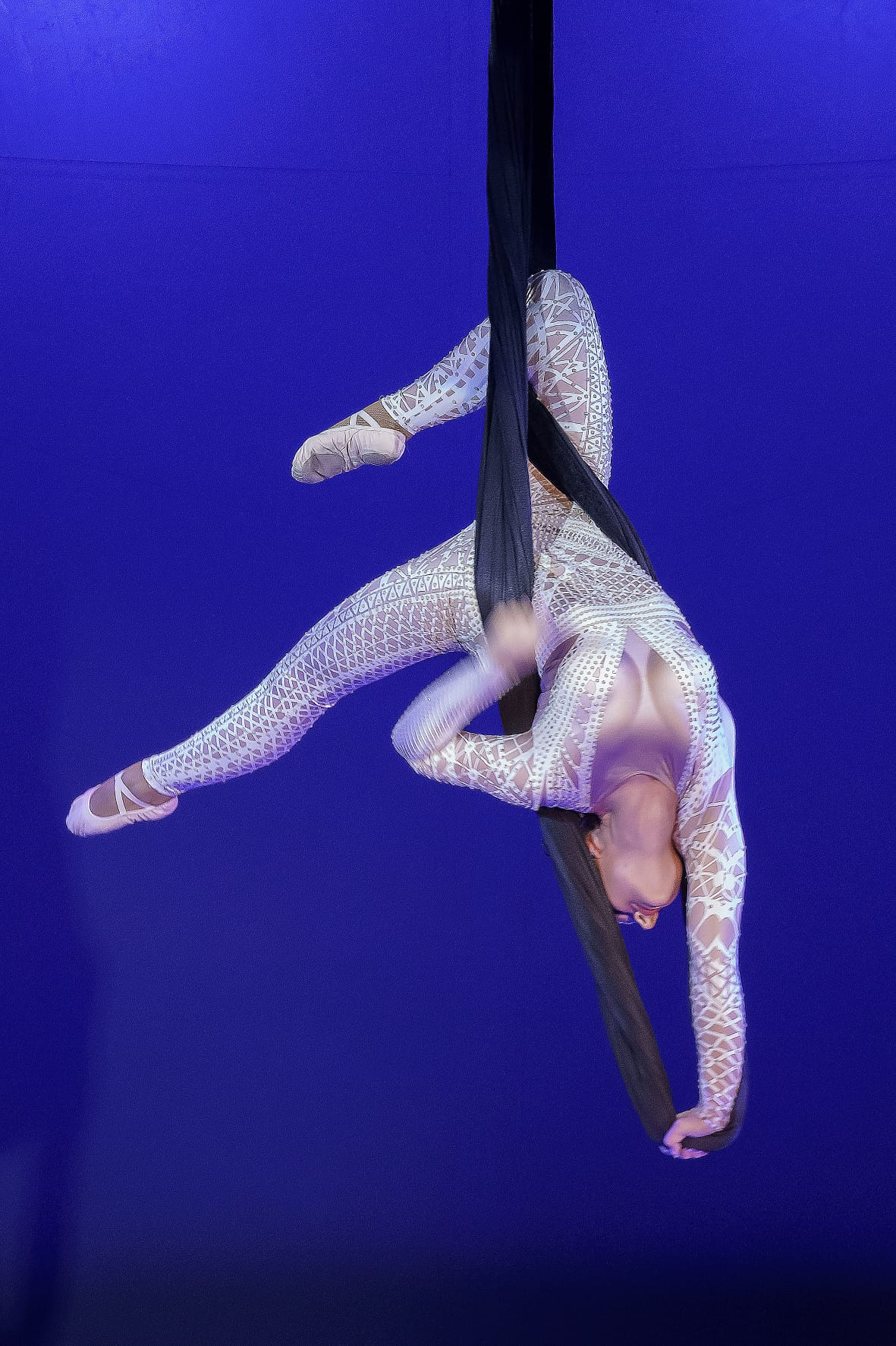 Luftakrobatin am Tuch